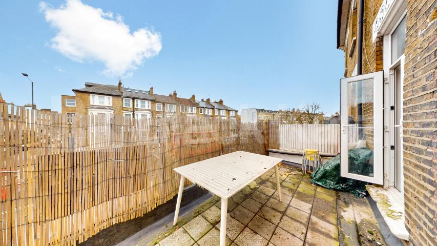 			4 Bedroom, 1 bath, 1 reception Flat			 Shepherds Bush Road, Hammersmith